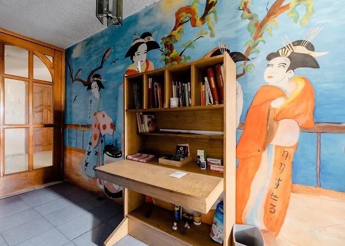 Near Everything And Some Art Apartment *