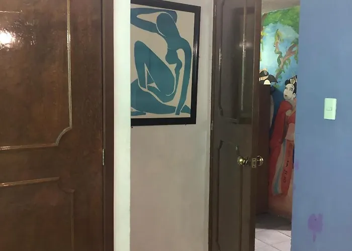 Near Everything And Some Art Apartment *